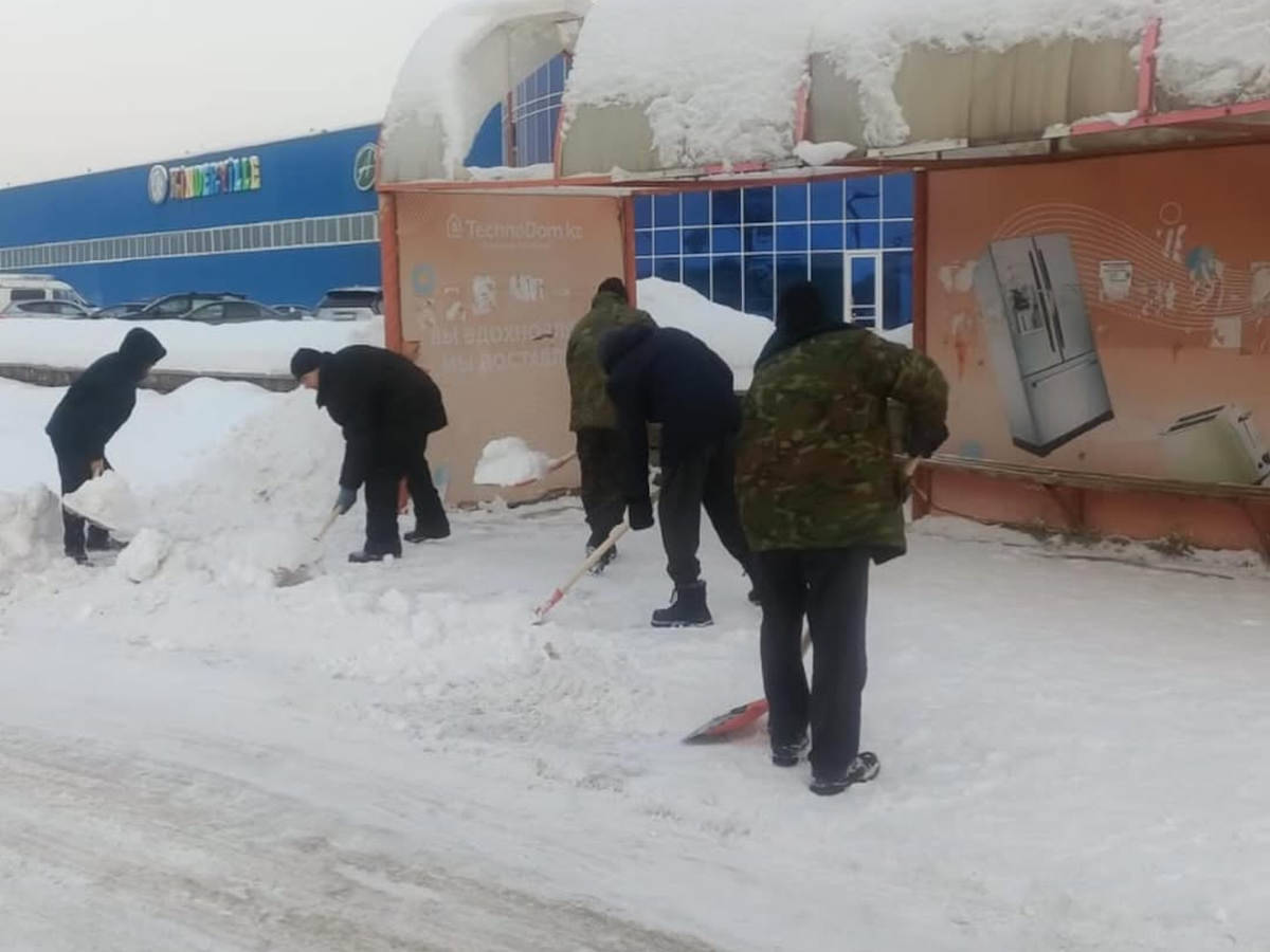 В Усть-Каменогорске к уборке снега снова привлекли постояльцев центра ресоциализации