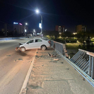 В Семее автомобиль, у которого во время движения лопнуло колесо, чудом не «слетел» с моста 