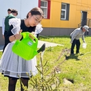 В Усть-Каменогорске выпускники школ присоединились к озеленению города