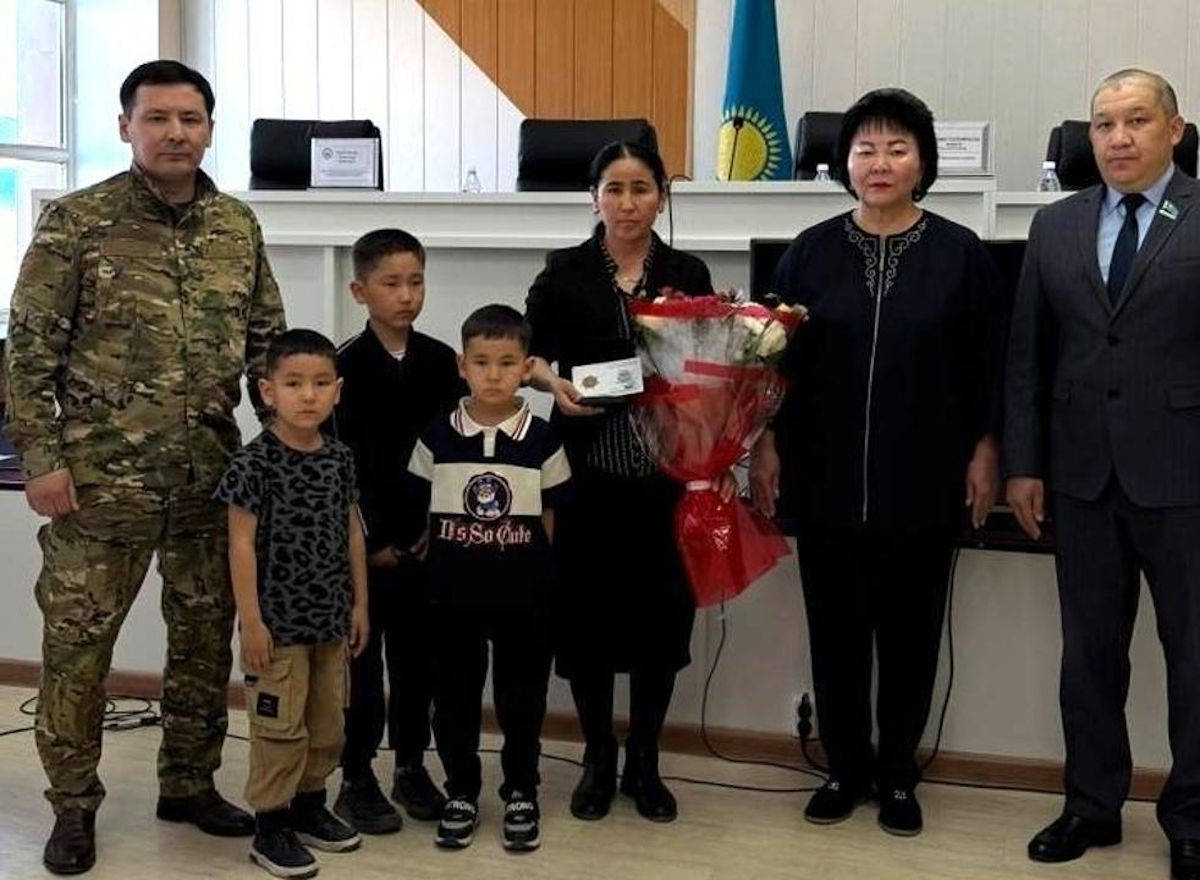 Жителя ВКО посмертно наградили за проявленный героизм при спасении людей