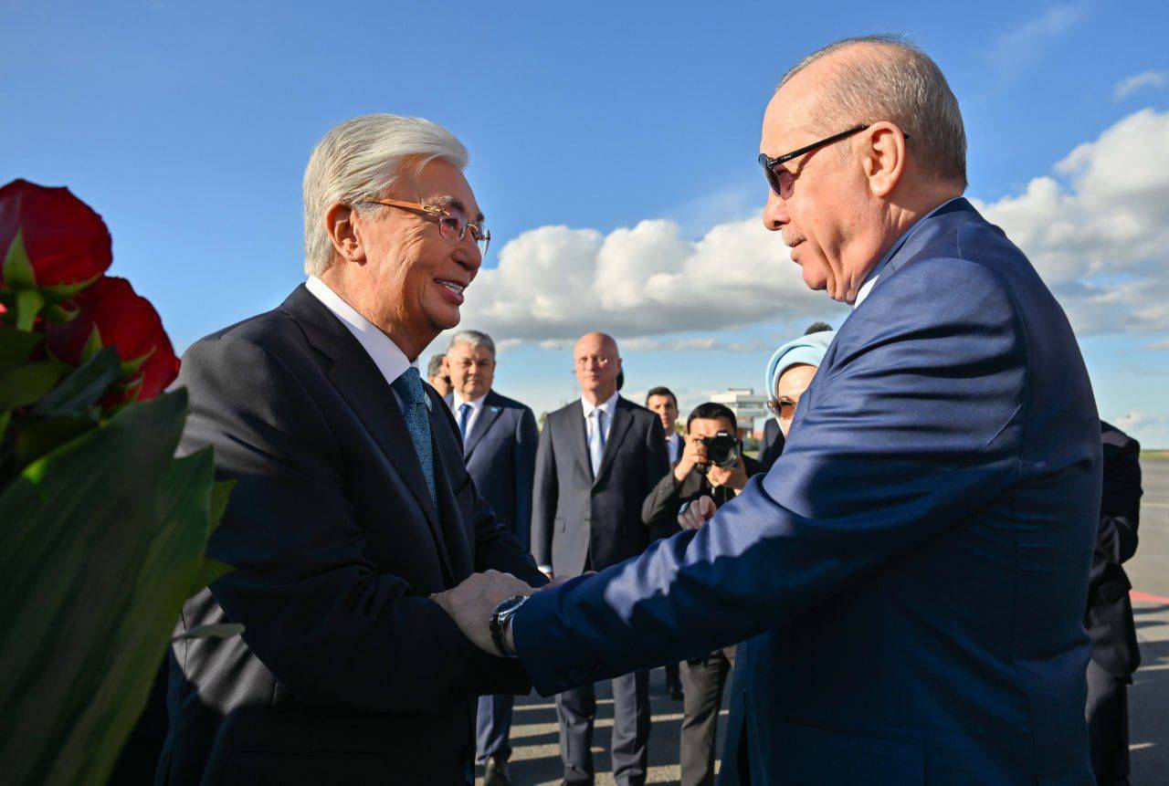 Касым-Жомарт Токаев встретил президента Турции Реджепа Тайипа Эрдогана, прибывшего в Казахстан с государственным визитом