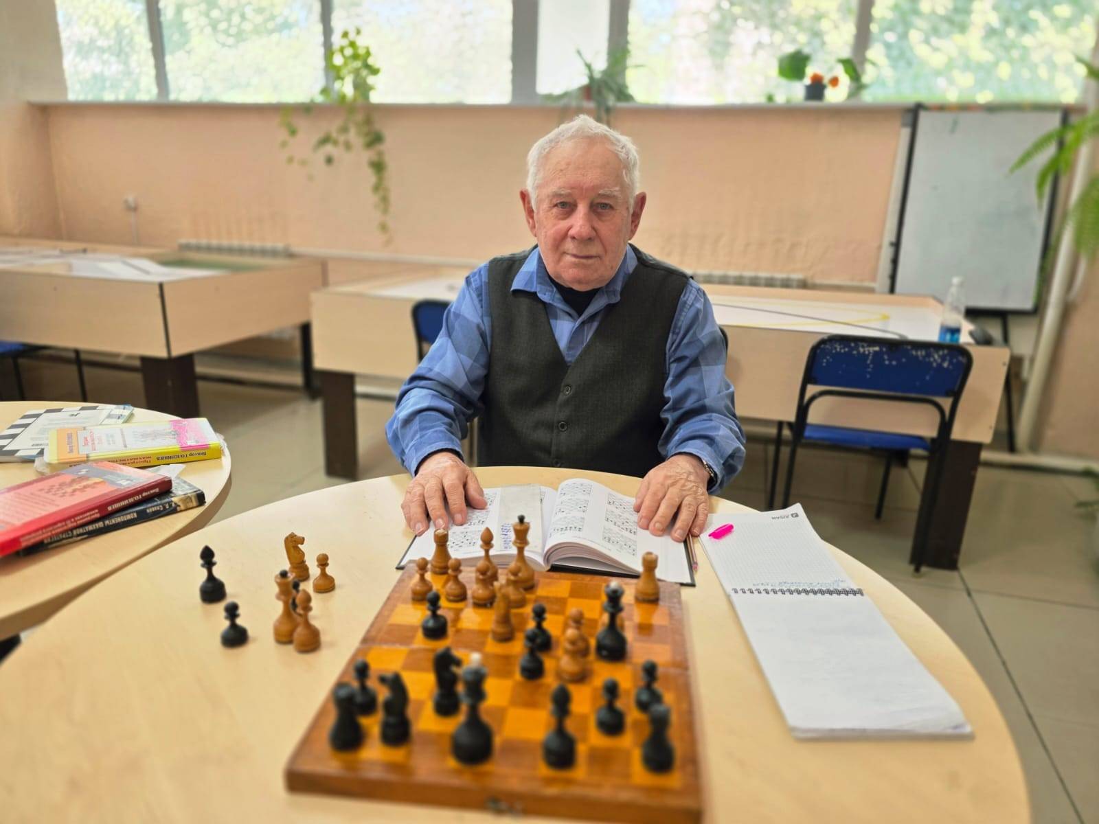 88-летний устькаменогорец стал волонтёром и занимается с детьми