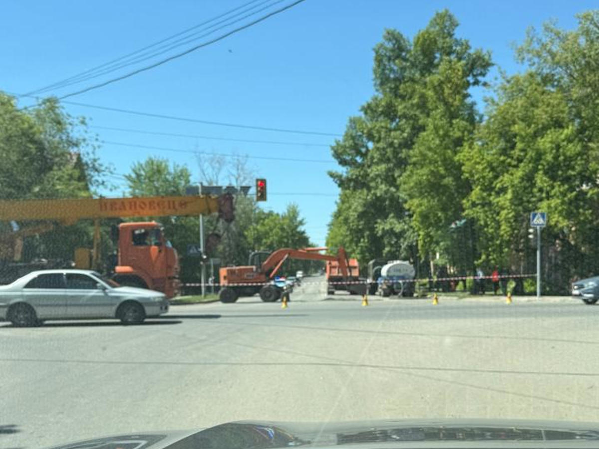 В Усть-Каменогорске из-за коммунальной аварии ограничили движение транспорта
