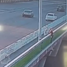 В Усть-Каменогорске автомобилисты предотвратили прыжок с моста