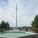 В Усть-Каменогорске водрузили флаг Казахстана на флагшток у амфитеатра