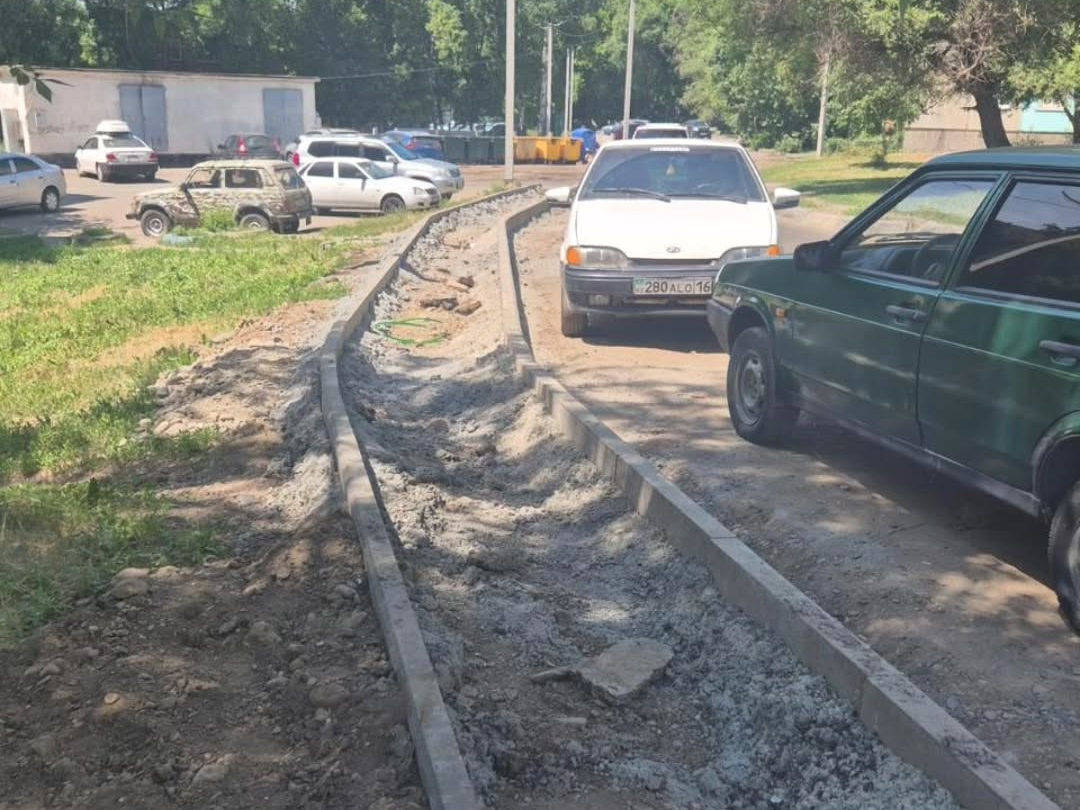 В Усть-Каменогорске в рамках дорожного ремонта обустраивают тротуары