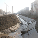 В Усть-Каменогорске приводят в порядок искусственный водный канал в левобережье