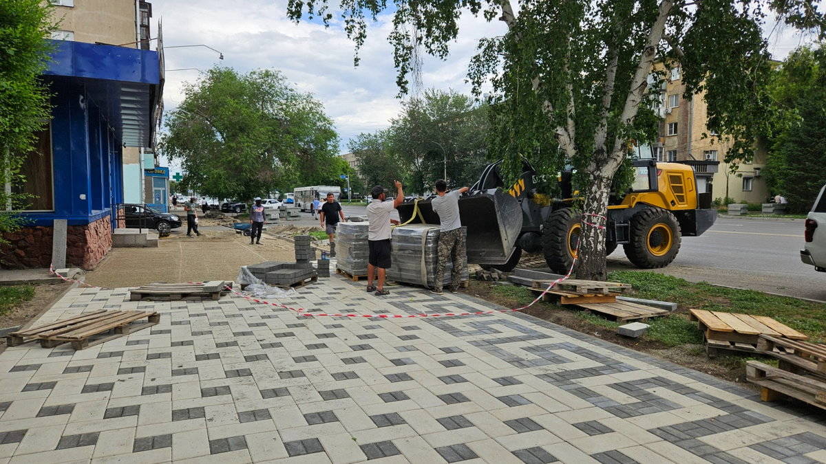 В Усть-Каменогорске на проспекте Ауэзова обновляют тротуар