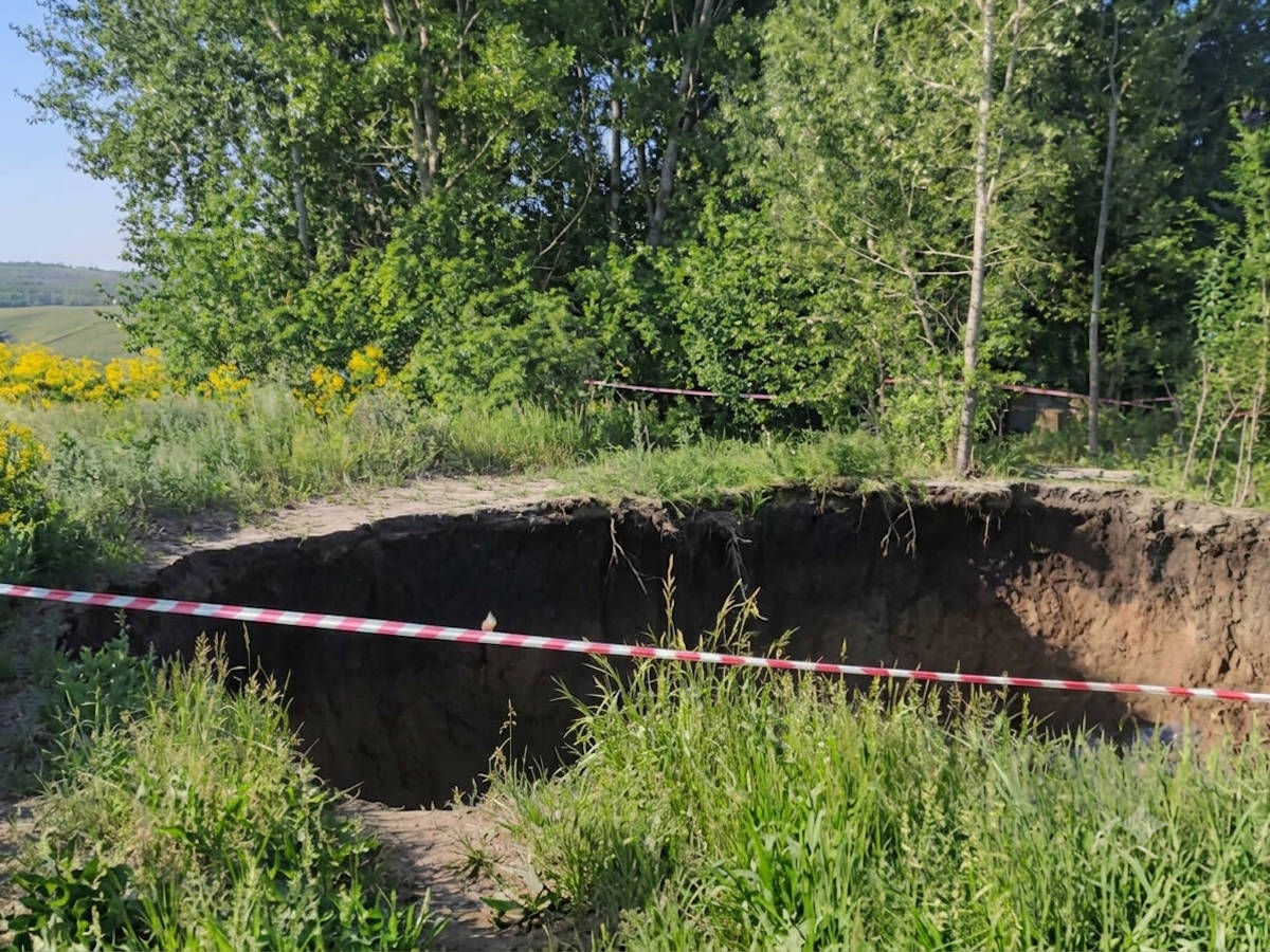 В ВКО произошел провал грунта над законсервированной шахтой