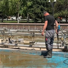 В Усть-Каменогорске на площади Республики чистят фонтан