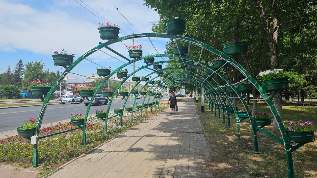 В Усть-Каменогорске планируют установить еще несколько цветочных арок