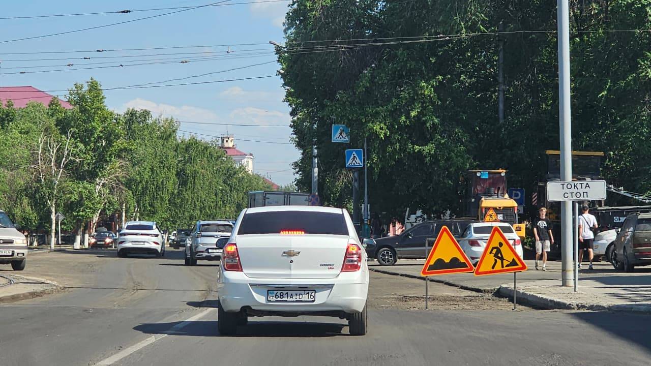 На проспекте Назарбаева в Усть-Каменогорске проводят средний ремонт