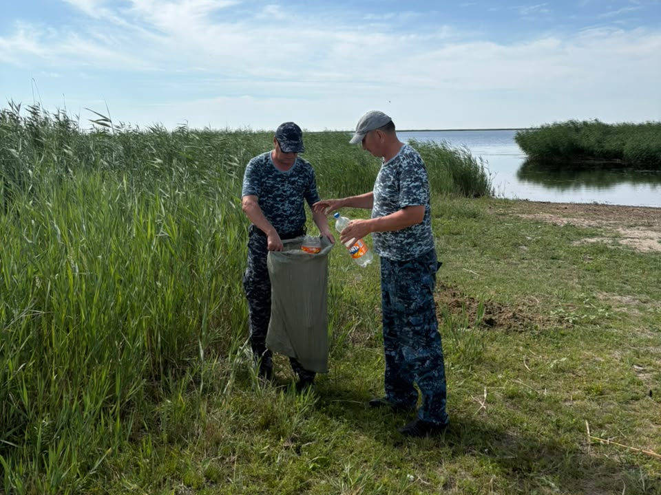 В ВКО на побережье водоемов собрали больше тонны мусора