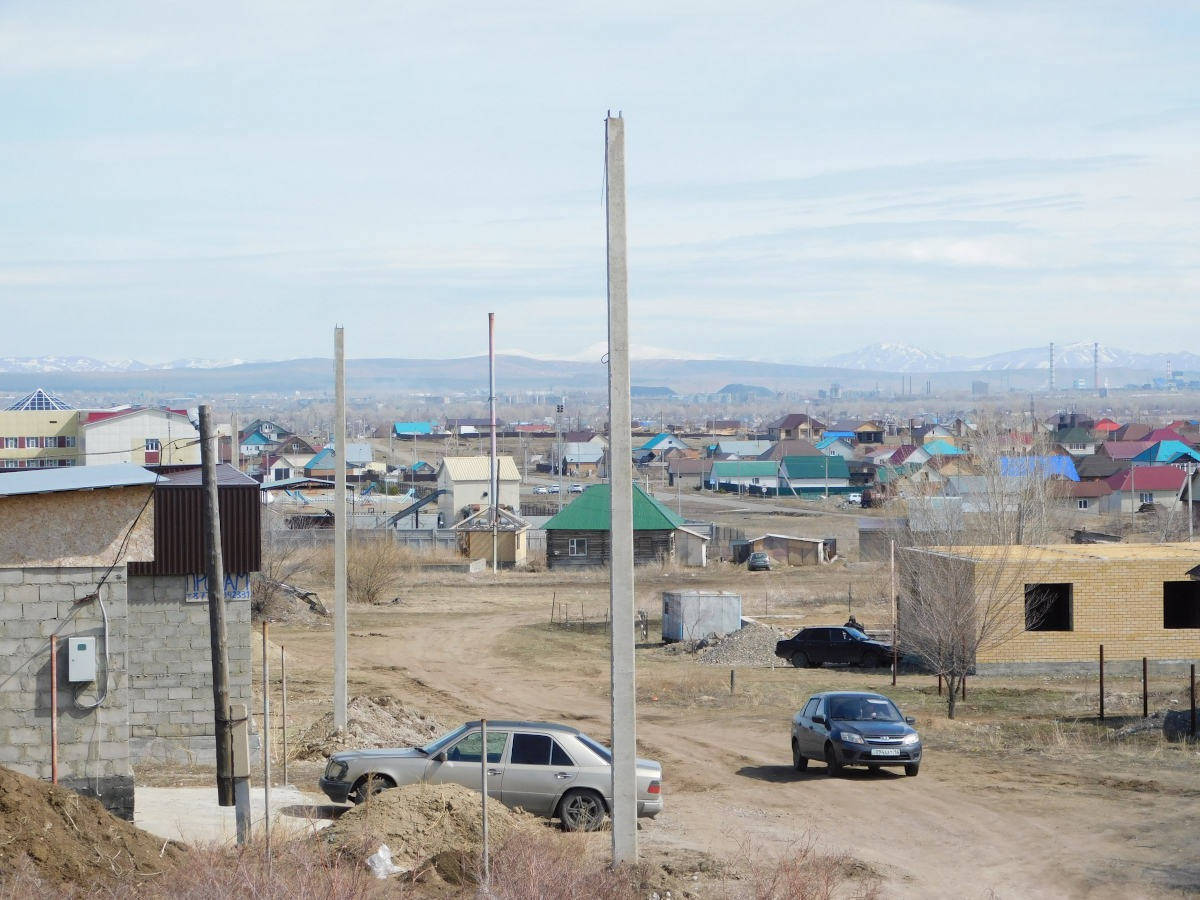 В Усть-Каменогорске меняют опоры уличного освещения