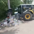 В Усть-Каменогорске для вывоза мусора с автобусной остановки потребовались погрузчик и КамАЗ