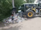 В Усть-Каменогорске для вывоза мусора с автобусной остановки потребовались погрузчик и КамАЗ