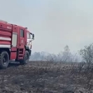 В Усть-Каменогорске горит сухая трава: сильный ветер осложняет тушение пожара