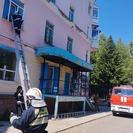 Риддерские спасатели вызволили пенсионерку с инсультом из запертой квартиры