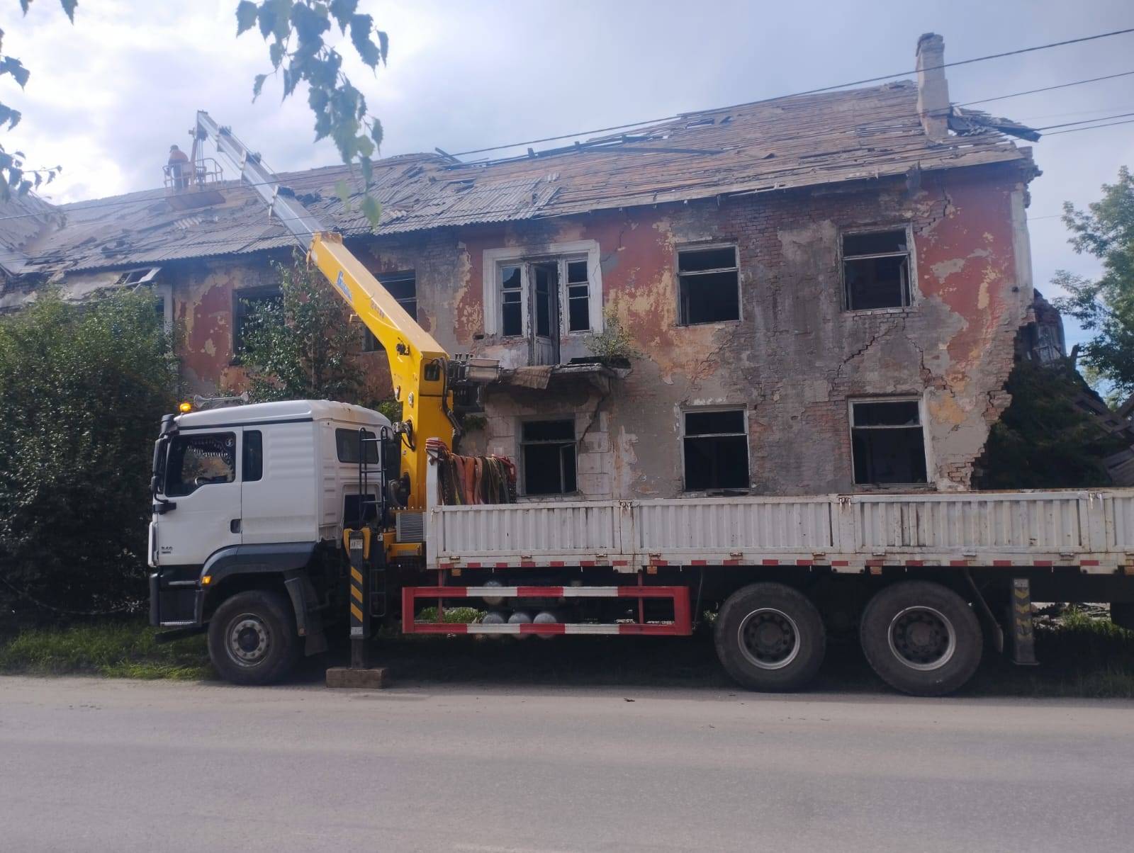 В Риддере приступили к сносу аварийной двухэтажки
