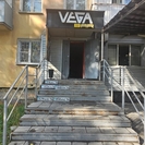 В Усть-Каменогорске на крыльце кафе-бара устроили «выставку» автомобильных госномеров 