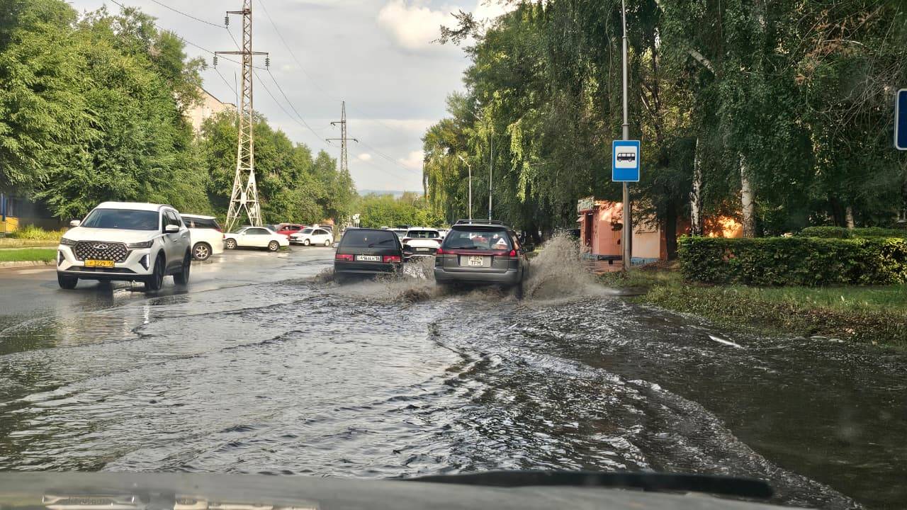 В Усть-Каменогорске автомобилистам посоветовали «не создавать волну» на подтопленных улицах