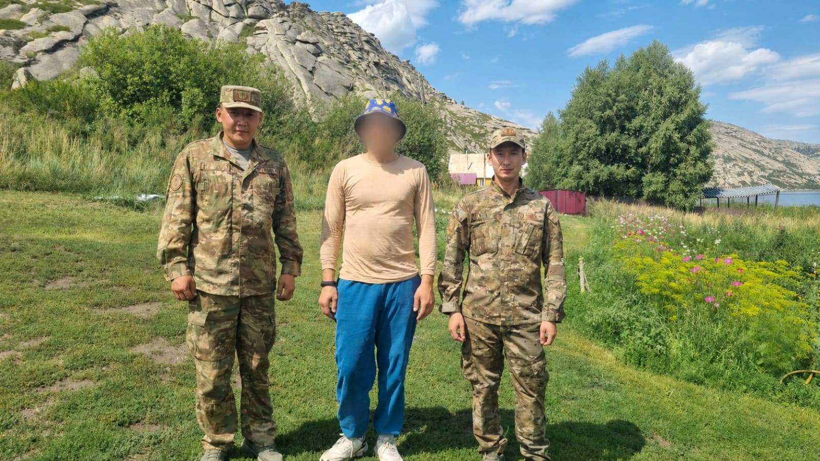 В ВКО отдыхающего на Сибинских озерах пришлось спускать с горы спасателям