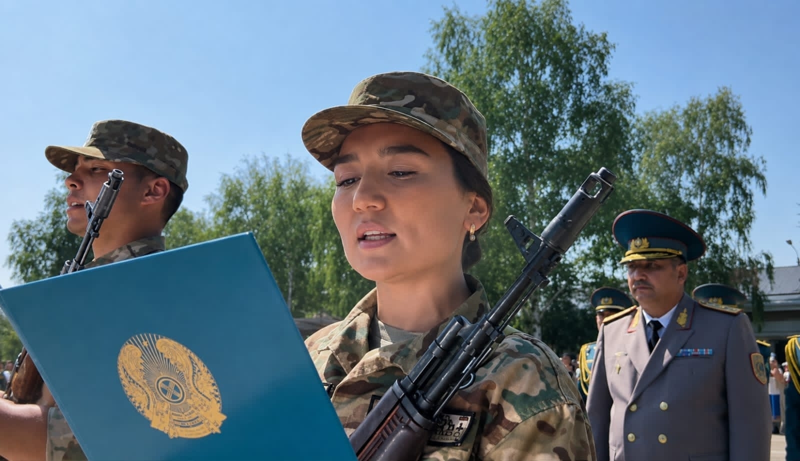 Девушка-айтыскер стала военнослужащей в Усть-Каменогорске