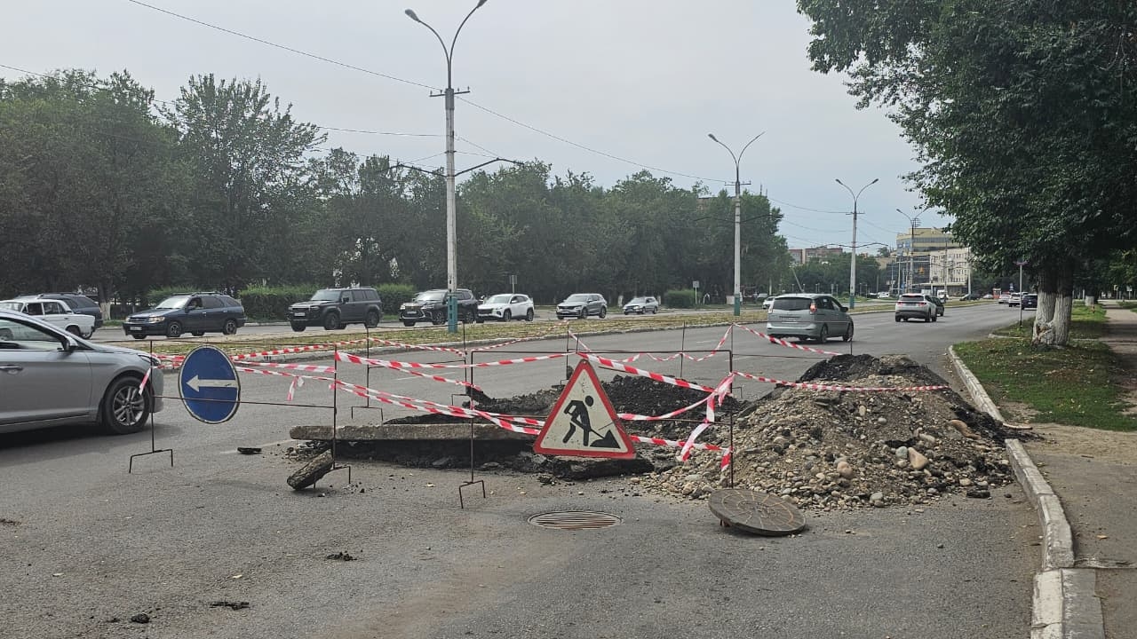 В Усть-Каменогорске коммунальщики создали препятствие на проспекте Абая