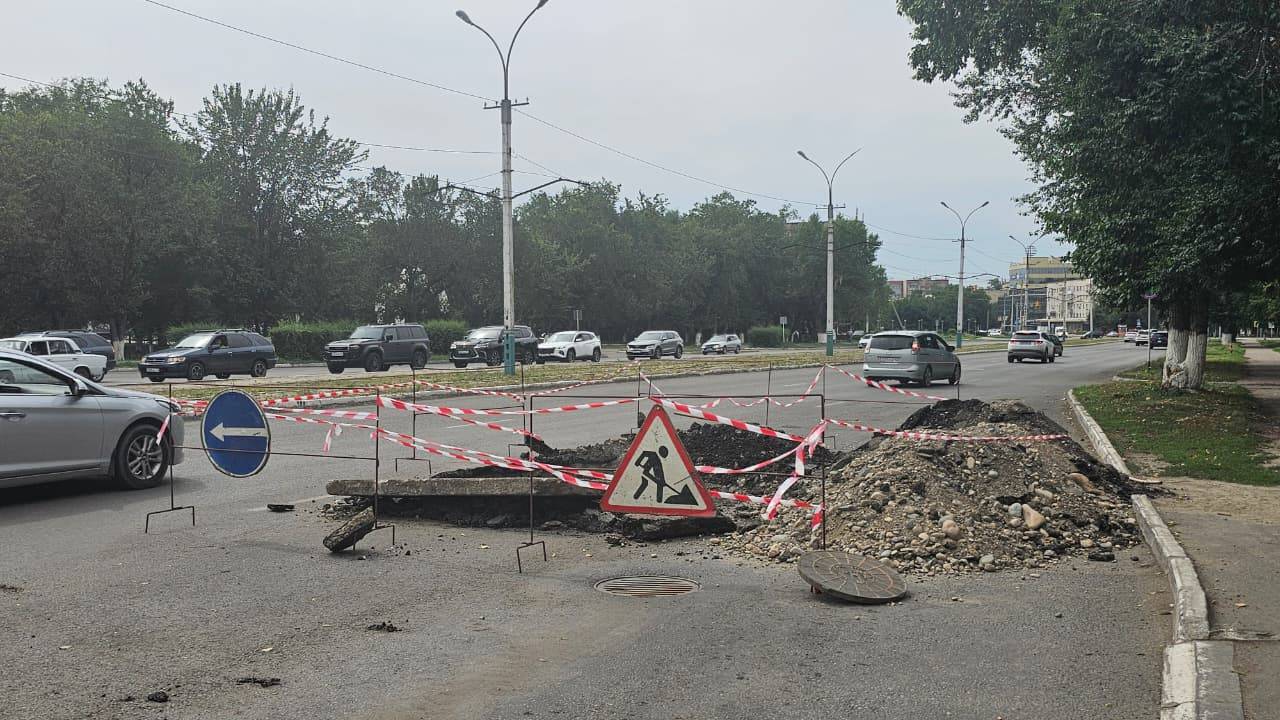 В Усть-Каменогорске коммунальщики создали препятствие на проспекте Абая