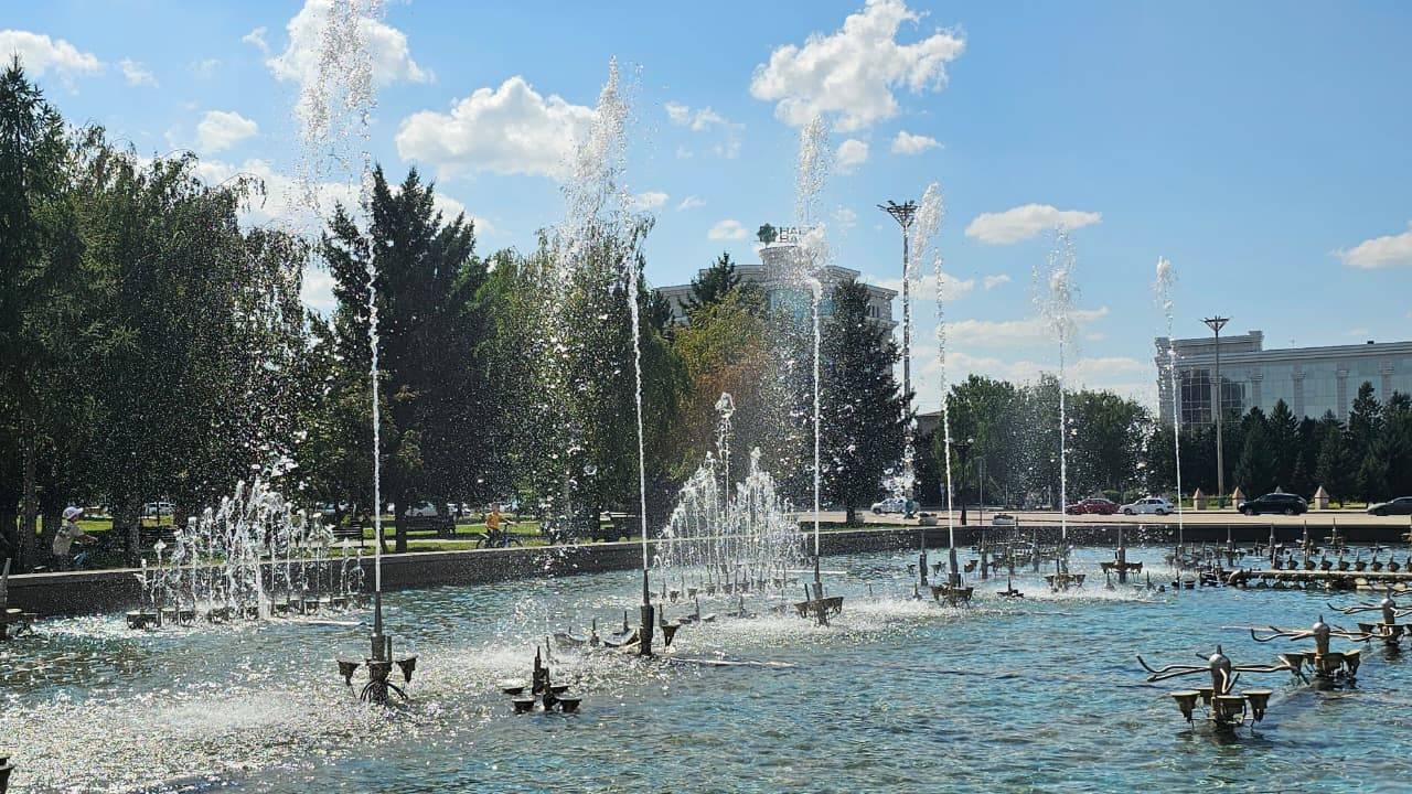 В Усть-Каменогорске после длительного перерыва заработал фонтан на площади Республики