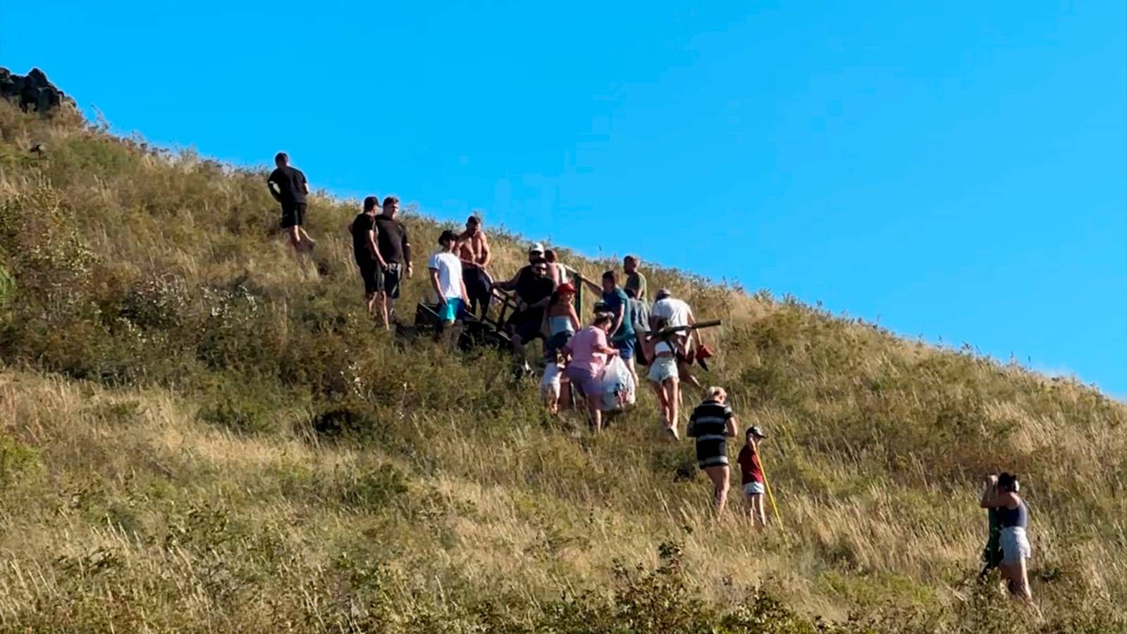 В ВКО 300 килограммовую «скамейку исполнения желаний» установили на горе с крестом
