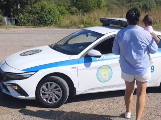 В ВКО полицейские нашли таксиста, который забыл пассажирку на трассе с малолетними детьми