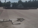 В Усть-Каменогорске после ремонта фонтанов на площади забыли привести в порядок тротуарную плитку