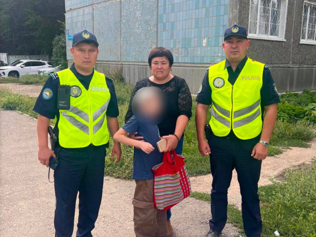 В Усть-Каменогорске патрульные обнаружили на улице «особенного» ребенка без сопровождения взрослых