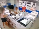 В Усть-Каменогорске мужчина похитил золотые украшения из двух торговых точек