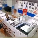 В Усть-Каменогорске мужчина похитил золотые украшения из двух торговых точек