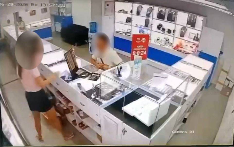В Усть-Каменогорске мужчина похитил золотые украшения из двух торговых точек