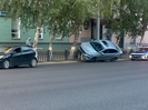 В Усть-Каменогорске автомобиль «залетел» на ограждение на проспекте Назарбаева