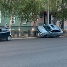 В Усть-Каменогорске автомобиль «залетел» на ограждение на проспекте Назарбаева