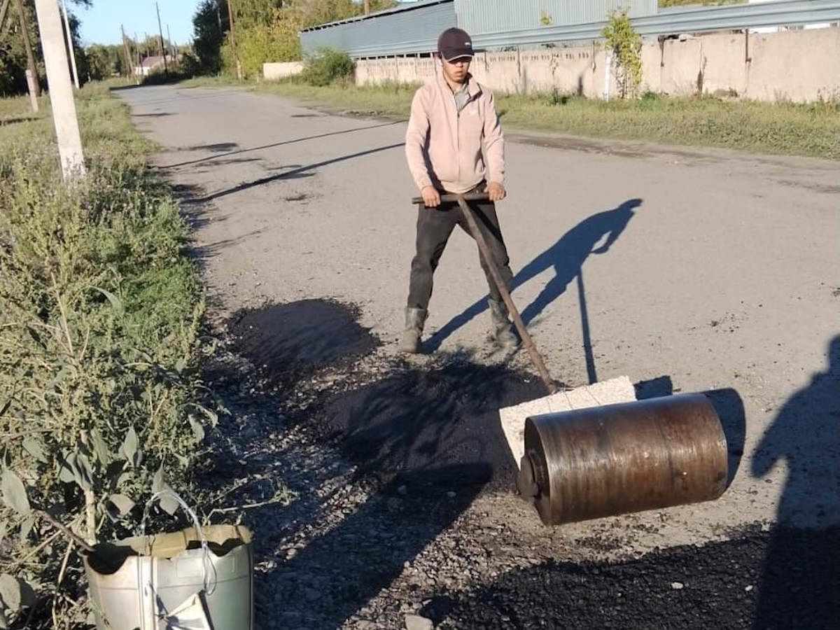 В сёлах ВКО дороги ремонтируют в рамках социальной ответственности бизнеса
