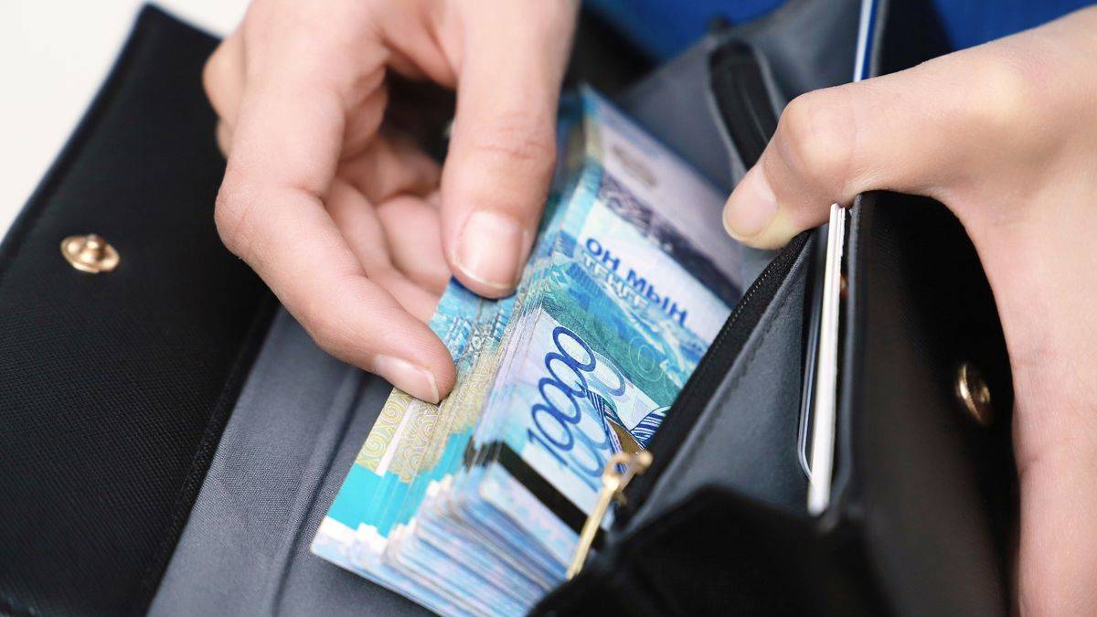 140 тысяч теңге школьному психологу: в Минпросвещения признали проблему с зарплатами
