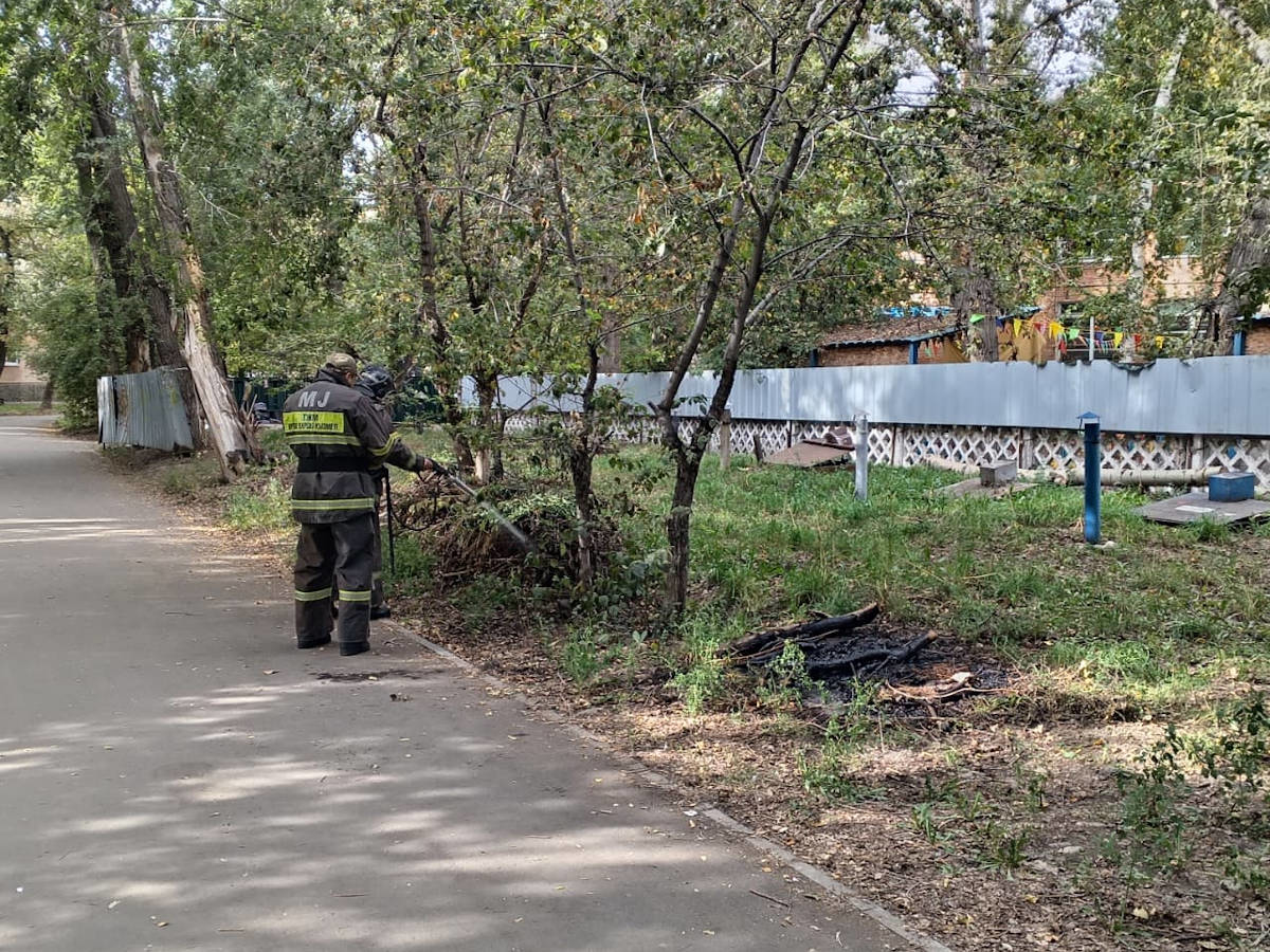 В Усть-Каменогорске горят кучи валежника