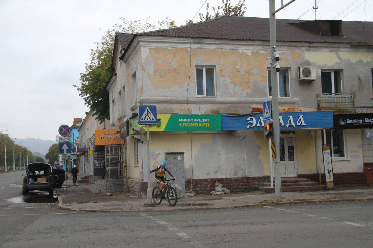 В Усть-Каменогорске хотят установить «срок годности» для входных групп магазинов