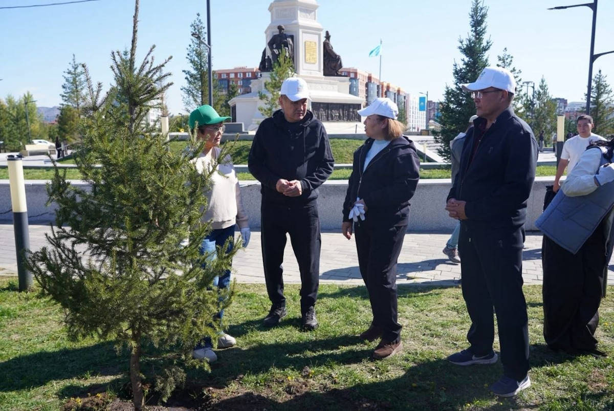 В Усть-Каменогорске высадили 250 саженцев высотой до двух метров
