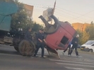 В Усть-Каменогорске у грузовика опрокинулась кабина