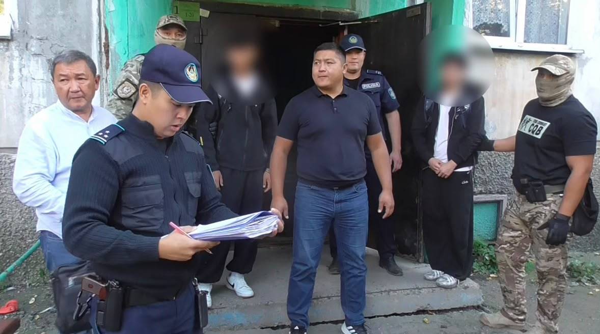 В Усть-Каменогорске задержали двух молодых людей с партией психотропных веществ