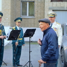 В Усть-Каменогорске гвардейцы поздравили ветерана музыкальной программой