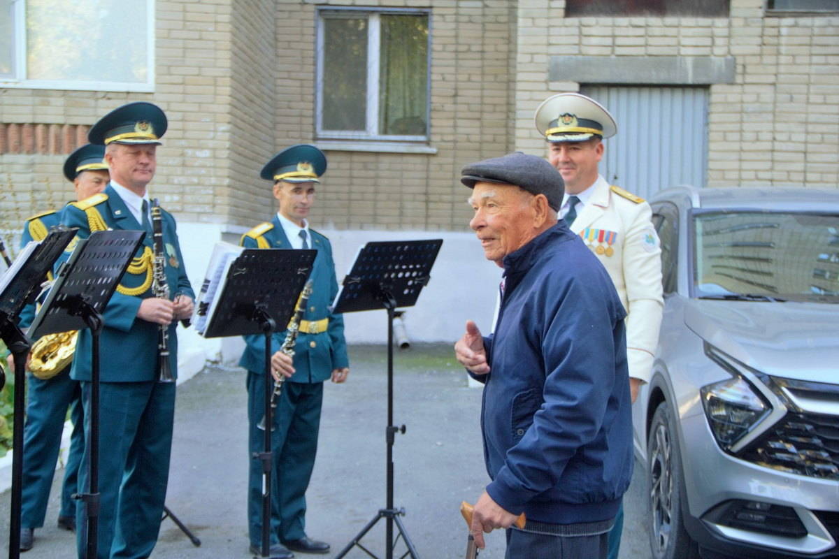В Усть-Каменогорске гвардейцы поздравили ветерана музыкальной программой