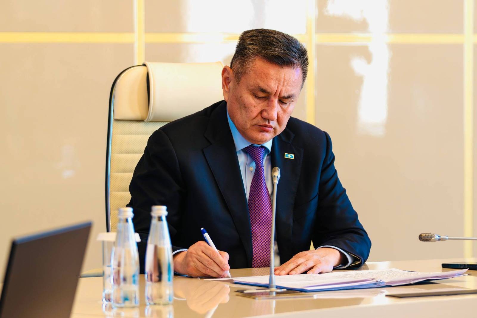 Аким ВКО поздравил педагогов с Днем учителя