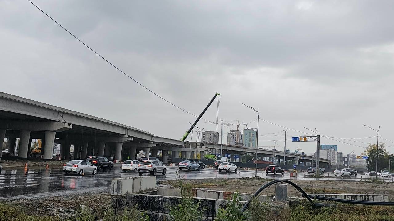 В Усть-Каменогорске асфальтируют новую развязку